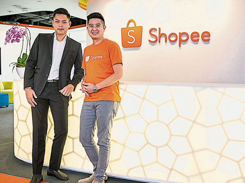 陈冠桂（左）与Shopee区域经理何子翔很开心双方合作愉快，为消费者带来更多优惠与便利。