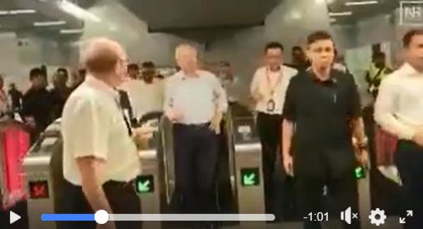  “ 希望”音乐视频附上纳吉掌政时，巡视捷运站的现场情况。