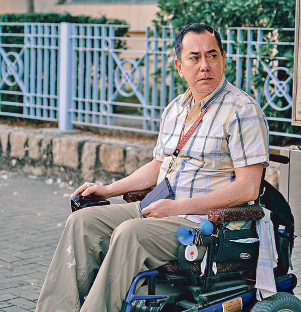 黄秋生在《沦落人》中，饰演由外佣照顾的伤残人士，全程需坐轮椅演戏。