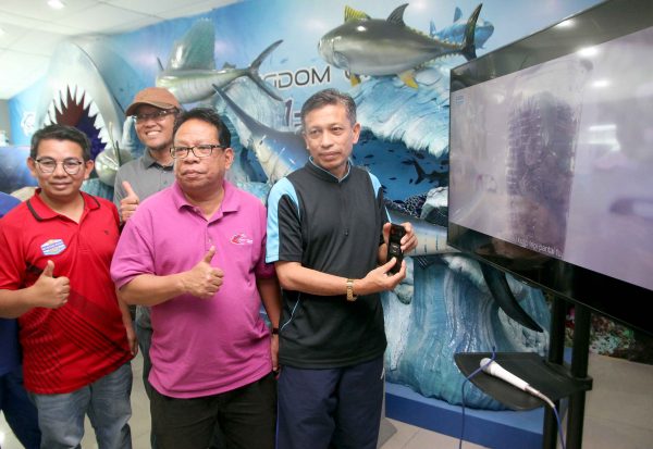 慕尼莫哈末纳（右）主持推介鱼市场及海洋短片，左起为莫哈末尼占及峇彼安坦。