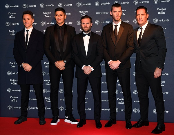 曼联队员埃雷拉（左起）、罗霍、马塔、德赫亚及曼联守门员教练艾米里奥盛装出席一项慈善晚宴。（法新社）