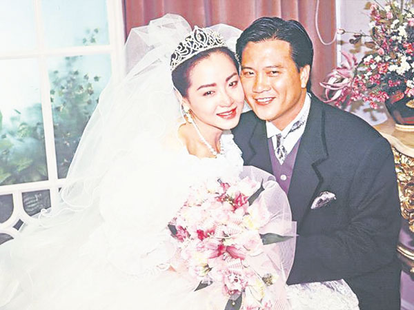 恬妞1992年与万梓良结婚轰动演艺圈，但婚姻维持不到4年。