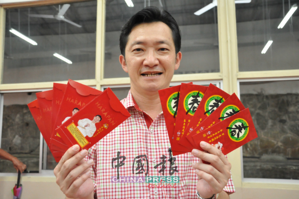 谢琪清展示特别印制的2万张“谢氏红包封”，主要提供市民。