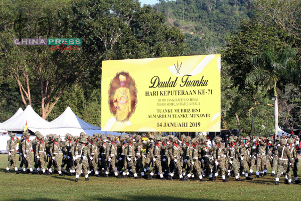 由陆军组成222人队伍，呈献步操表演。