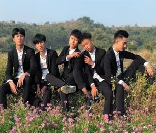中国乡村版《咸蛋超人》短片的5名团员。