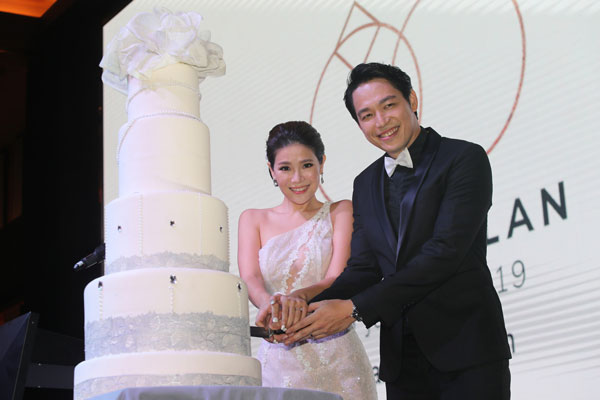 新郎新娘携手切下蛋糕也预示着他们幸福生活的开启。