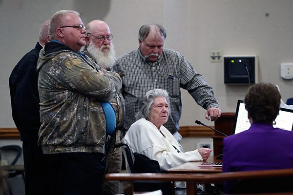 当年的“受害者”诺玛．帕吉特，坐着轮椅现身佛州审判庭，恳求不要赦免“格罗夫兰四人帮”。（美联社）