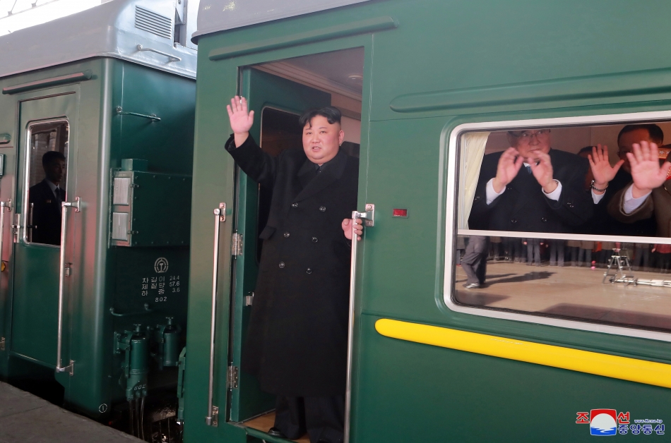 金正恩23日搭专列启程前往越南，站在火车上向送别官员挥手。（欧新社）
