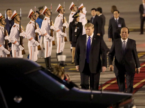 特朗普周二晚抵达河内机场，越南官员举行仪式迎接。（欧新社）