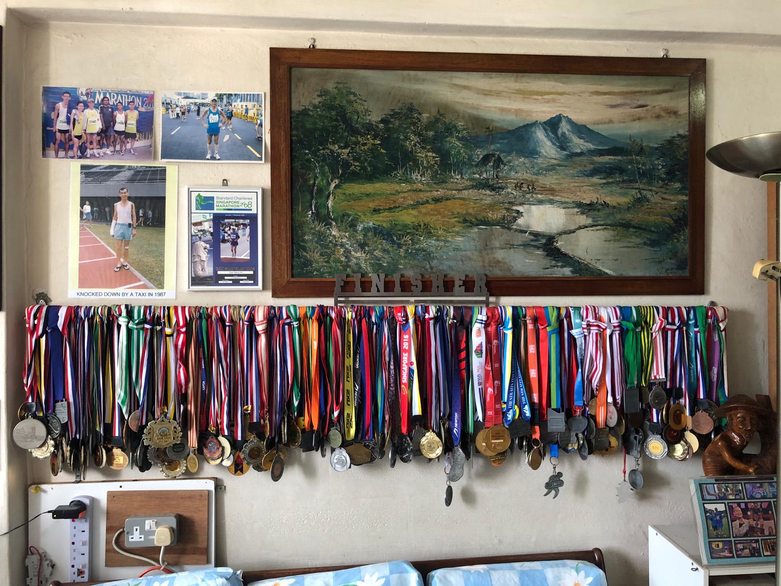 陈民辉房内挂着他参加的马拉松奖牌。（受访者提供）
