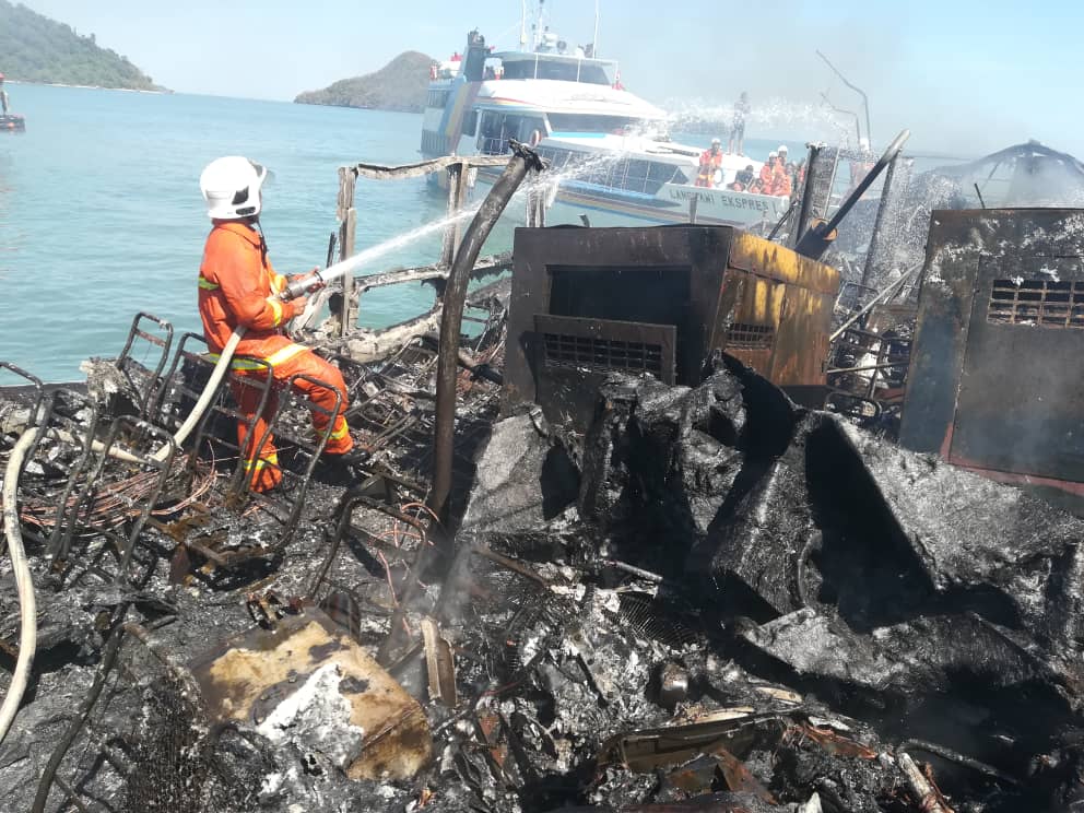 消拯员受召到场灌救，失火的客船被严重烧毁。