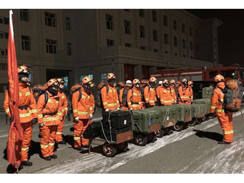 新疆组织地震救援队随时待命。（互联网）