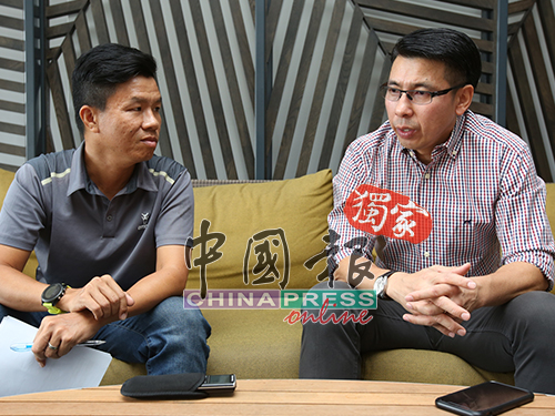 大马国足主帅陈清和（右）与本报高级记者梁展威侃侃而谈。