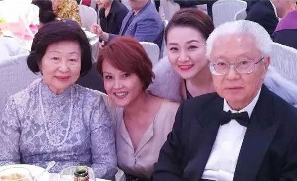 魏国龙与新传媒前艺人李美玲婚宴，多位新传媒艺人也受邀出席，就连新加坡前总统陈庆炎也是婚宴座上客之一。