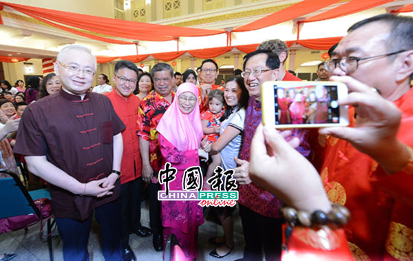 刘镇东（左2）出席隆雪华堂主办的新春大团拜活动。