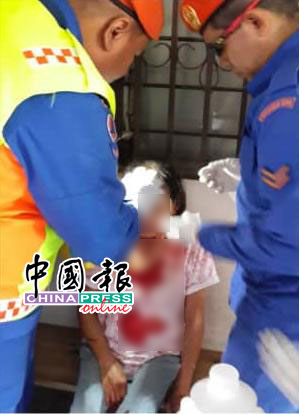 华裔妇女被打至头破血流。