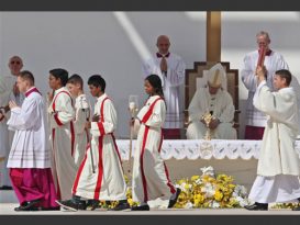 教宗访阿联酋 首次主持历史性弥撒