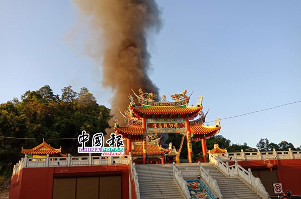 百年历史的观音堂大火，浓烟冒出。（Chi Kah Seong 面子书图）