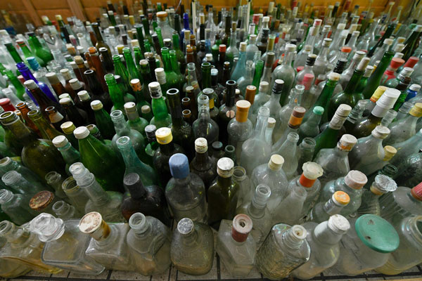 东姑莫哈末阿里14年来在海岸边，收集得逾4000个玻璃瓶。