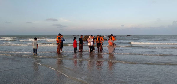 家属在海边向搜救队伍了解搜救进展。