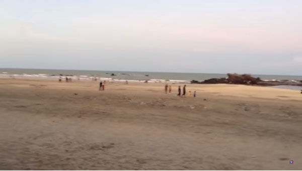 女童在海边游玩时遭海浪卷走。