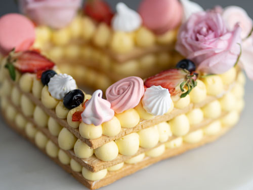 花式马卡龙造型，在心形的饼乾表层，以水果、鲜花点缀，让人看了心花怒放。