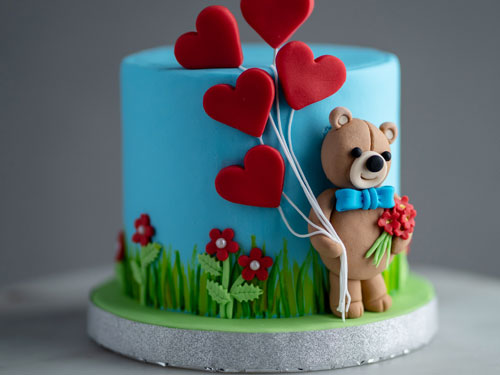 对于喜欢泰迪熊的朋友，这款蛋糕有着致命的诱惑，造型立体可爱，透出浓厚的爱意，心也快融化了。