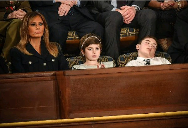 美国总统特朗普国情咨文演说时，约书亚（右）中途打瞌睡。左为特朗普夫人梅拉妮亚。（法新社）
