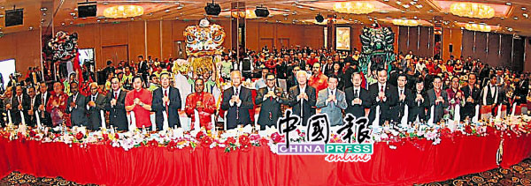 霹州政经文教领袖受邀出席霹中总的新春团拜，场面热闹；左12为主人家刘瑞裕。