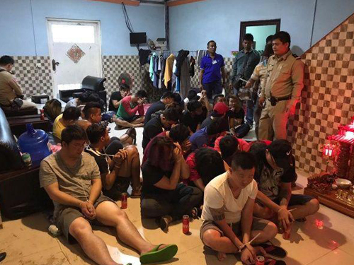 被逮捕者双手都被捆绑，柬埔寨报导称，共有55人被逮捕，其中47人来自大马，而另8人则来自中国。（取自网络）