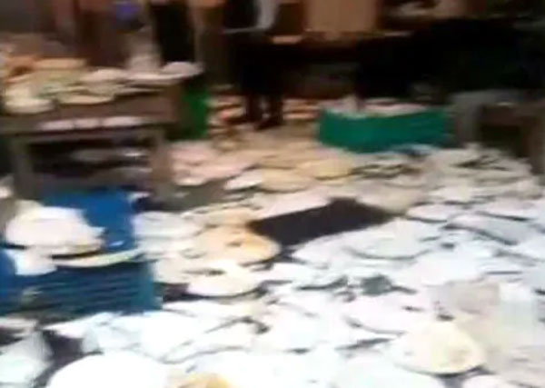 宴会大厅的地板上，撒满了打破的碗碟。