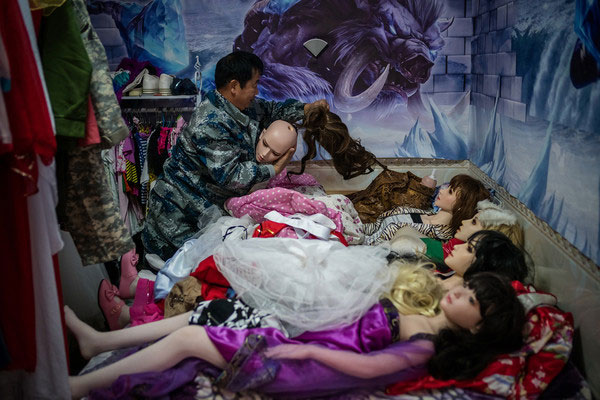 大叔照顾娃娃们睡觉。
