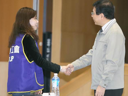 华航劳资周四协商期间，交通部次长王国材（右）与机师工会理事长李信燕握手。