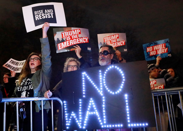 在特朗普宣布紧急状态后，反对修墙的群众，在纽约曼哈顿的特朗普酒店外头示威抗议。