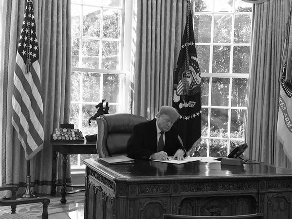 白宫发言人桑德斯在推特发布特朗普签署国家紧急状态声明的照片。