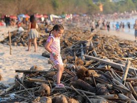 峇厘岛人间天堂美誉不再？ 海滩遍地垃圾游客抱怨