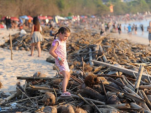 峇厘岛库塔海滩遍地垃圾，非常碍眼，大煞风景。
