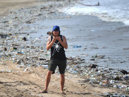 库塔海滩沿岸的塑料垃圾。