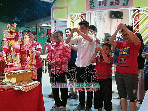 村长陈水清（左二，长袖花恤衫）与儿孙三代同堂一起拜天公。