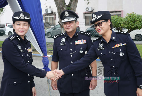 雪州有史以来首2位女警区主任莎法阿顿（右）和努鲁胡达（左）曾在移交职权仪式上相见欢。中为马兹兰。