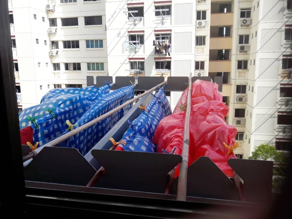 住在6楼的符女士，用塑胶袋包着晾在外面的衣物。