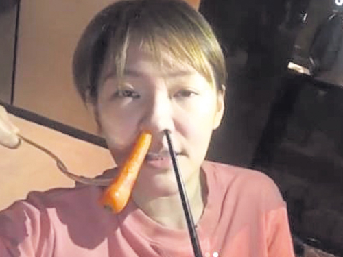 小S搞怪地将红萝卜、筷子插进两边鼻孔。