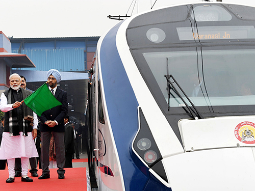 印度总理莫迪在新德里火车站为首个国产列车“致敬印度号”主持通车仪式。 （欧新社）