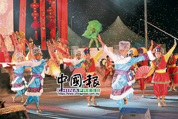 “2019年华人农历新年全国大团拜”热闹登场！穿上民族传统服装的舞蹈者，为现场到来欢腾气氛。