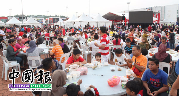 “2019年华人农历新年全国大团拜”在芙蓉举行，在下午5时开始已人头攒动，场面热烈。