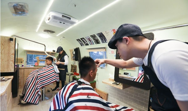 露营车内被改装成正式发型屋。