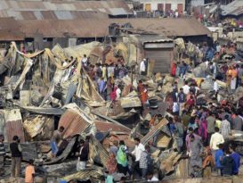 孟加拉贫民窟火灾 9死50伤 200间屋烧毁