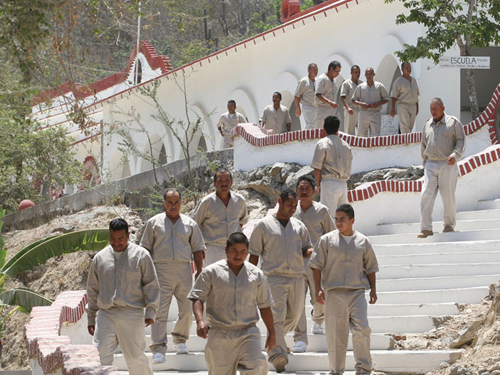 监狱中的囚犯。来源: Yucatan Expat LIfe网站