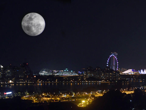 周二晚7时30分时是观赏超级月亮的最佳时间。（档案照）