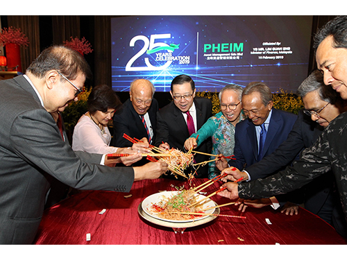 杨元庆（左起）、麦蒙娜、莫哈末哈欣、林冠英、陈俊贵、三苏丁、莫哈末道勿峇卡和奥马马历一起捞生，庆贺PHEIM 25周年纪念。